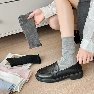 Détail de chaussettes en coton côtelé doux avec bords roulés pour femme en couleurs