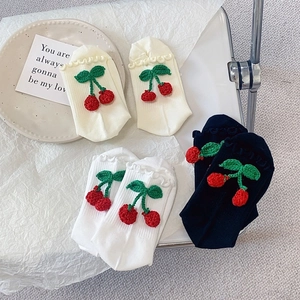 Trois paires de chaussettes cerise en crème, blanc et marine avec des bords à volants doux