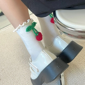 Chaussettes blanches style japonais avec bord à volants et breloque cerise au crochet