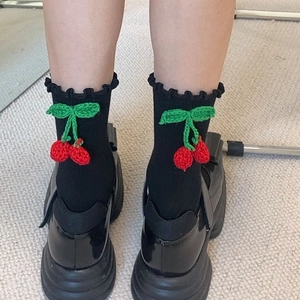 Chaussettes noires mi-mollet à volants avec breloques cerises 3D et style japonais