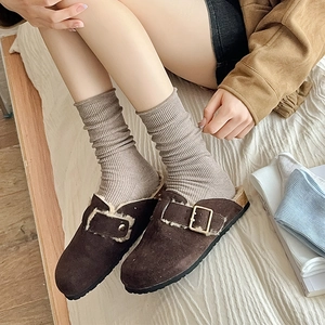 Mules en daim marron avec doublure en fausse fourrure et chaussettes en coton à côtes kaki