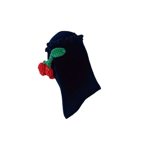 Chaussettes bleu marine mignonnes avec cerises tricotées et bordures à volants élégantes