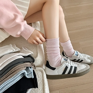 Gros plan sur les chaussettes en coton côtelé doux dans divers coloris pastel