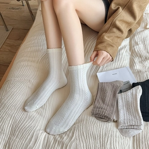 Chaussettes mi-mollet rétro en maille côtelée pour femmes avec motifs en relief