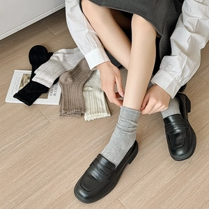 Vue détaillée de chaussettes montantes côtelées pour femmes en coton de diverses couleurs