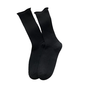 Chaussettes classiques noires côtelées pour femmes avec design minimaliste à bords roulés
