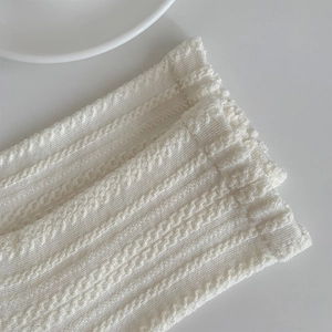 Détail de chaussettes en maille blanche avec tissage gaufré et bords à côtes
