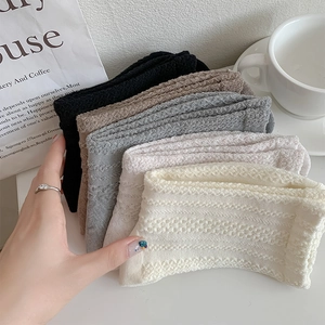 Détails de chaussettes en maille de coton à cinq couleurs montrant des motifs ondulés