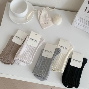 Détails des motifs en tricot et rayures verticales sur le lot de 5 chaussettes