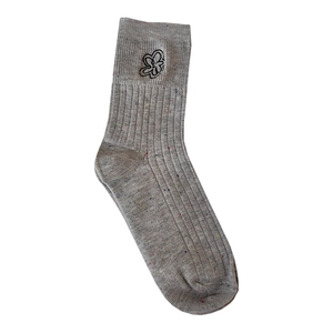 Calze grigio scuro con ricamo floreale, puntini colorati e trama in cotone a costine
