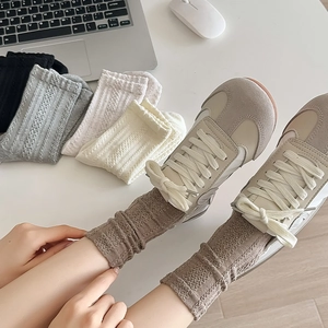 Détails de chaussettes en maille rétro à côtes verticales et baskets en daim gris