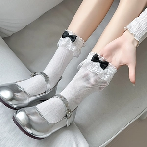 Lolita Spitzen-Netzsocken mit schwarzen Schleifen und silbernen Mary Jane Schuhen in Weiß