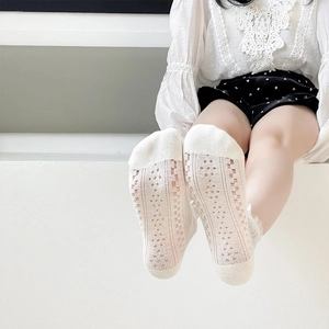 Chaussettes en dentelle pour femmes avec motif évidé et bordure à volants blanc crème