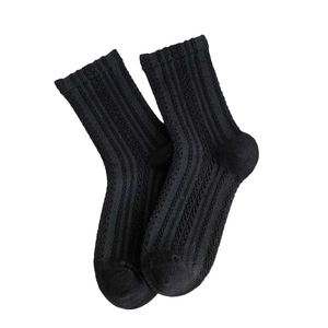 Chaussettes mi-hautes noires à côtes verticales de style vintage coréen épuré