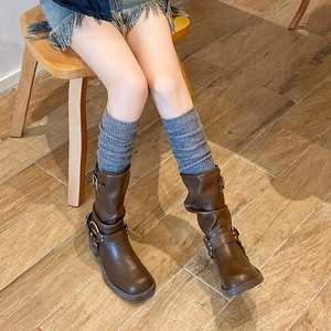 Japanese style wool leg warmers in light gray paired with vintage brown leather boots