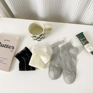 Lot de trois paires de chaussettes à bordure en dentelle en noir, crème et gris