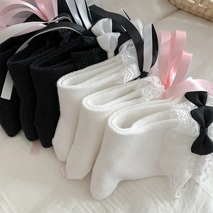 Details von süßen Lolita-Spitzensocken mit Schleifen in Schwarz und Weiß