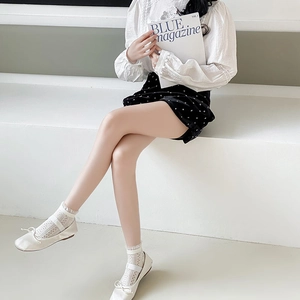 Détail de chaussettes en dentelle blanche avec des ballerines Mary Jane de style japonais