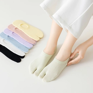 Détail de chaussettes à orteils séparés colorées avec silicone antidérapant en coton doux
