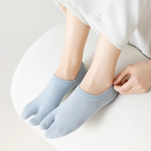 Chaussettes Tabi bleu clair avec séparation d'orteils et silicone antidérapant au talon