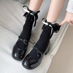 Mary Jane Schuhe im Lolita-Stil mit schwarzen Spitzen-Rüschensocken und Schleife