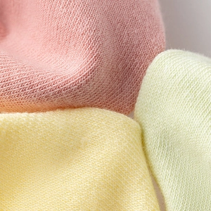 Vue macro de chaussettes à orteils séparés aux tons pastels et texture tricotée