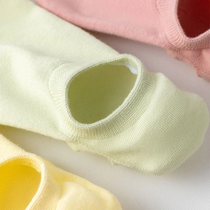 Gros plan de chaussettes à orteils séparés pastel avec texture en maille fine