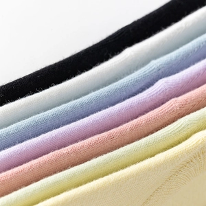 Détail de chaussettes à orteils séparés aux tons pastels avec texture maille douce
