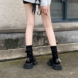 Détails des chaussettes Lolita à nœuds et mocassins à plateforme avec chaîne de perles