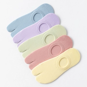 Vue détaillée de cinq paires de chaussettes à orteils séparés en coton doux macaron