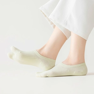 Détail de chaussettes à deux doigts vert menthe avec texture tricotée et bord côtelé