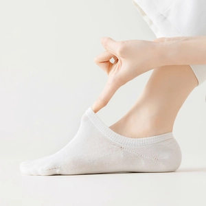 Détail de l'élasticité d'une chaussette invisible blanche coupe basse en mélange de coton