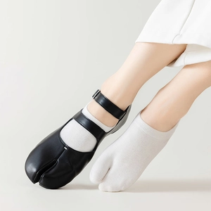 Chaussettes Tabi blanches de style japonais avec chaussures Mary Jane noires à bout fendu
