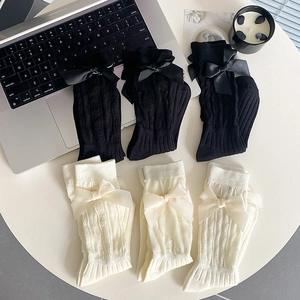 Détail de chaussettes en tricot avec nœuds amovibles et motif de torsades
