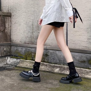 Gros plan sur chaussures Mary Jane noires à plateforme avec boucle et chaîne de perles