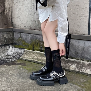 Détails de chaussures Mary Jane avec chaînes et chaussettes à nœuds en satin