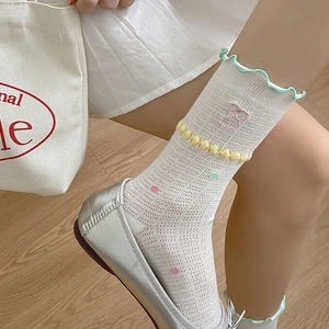 Calze bianche stile giapponese con bordo a volant verde e ricamo a fiocco rosa