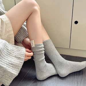 Dettaglio di calze grigie in maglia a coste con elegante etichetta in tessuto sul retro