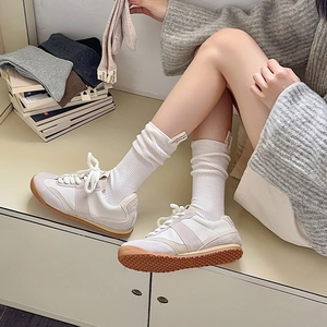 Calze bianche stile giapponese con etichetta in tessuto e sneakers retrò chic