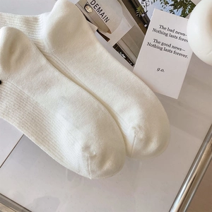 Primo piano di calze bianche in maglia a costine con bordo elastico su sfondo chiaro