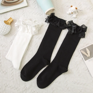 Detail von JK Lolita Socken mit zarten Spitzenrüschen und passenden Schleifenbändern