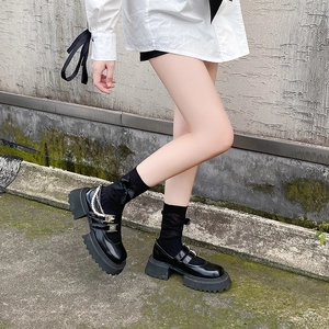 Chaussures Mary Jane noires vernies à semelle épaisse, chaîne perle et nœuds
