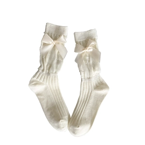Chaussettes mi-mollet en tricot blanc cassé avec nœuds en satin et motif floral