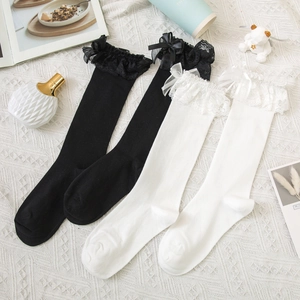 Schwarze und weiße Kniestrümpfe im Lolita-Stil mit Spitzenrüschen und Schleifen
