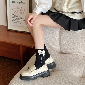 Mocassini platform bianchi stile college con calzini neri decorati con fiocco