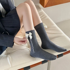 Calze a coste grigio scuro con fiocchi bianchi e ricami ondulati eleganti