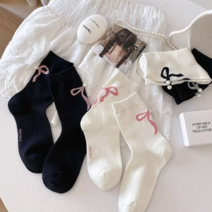 Détails de chaussettes à nœuds avec perles et esthétique style ballerine douce