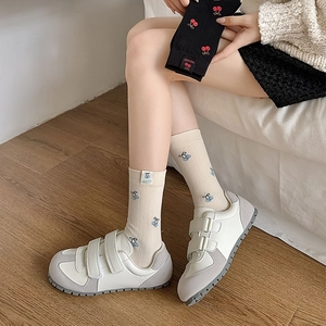 Calze medie stile giapponese con ricamo a ciliegia blu e pois colorati