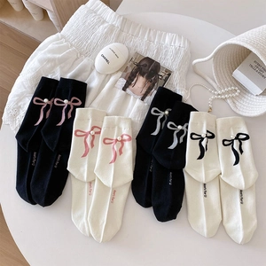 Détail de chaussettes en coton style ballet avec nœud perlé et texte cursif Ann's for U