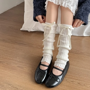 Jambières blanches en tricot de style japonais avec nœuds et ballerines noires
